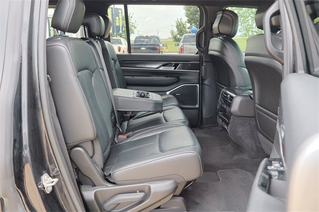 2023 Jeep Wagoneer Base